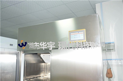 我司为江苏某外资公司提供1000L带PLC显示控制恒温恒湿柜(图3)